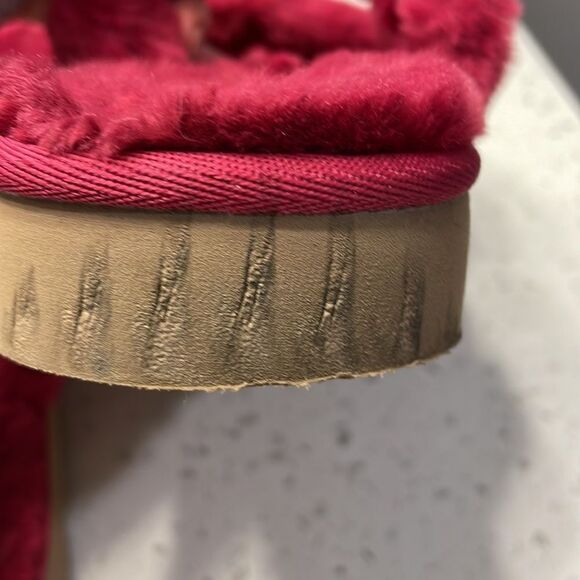 Koolaburra Ugg woman’s raspberry fuzzy sandals - Picture 12 of 14